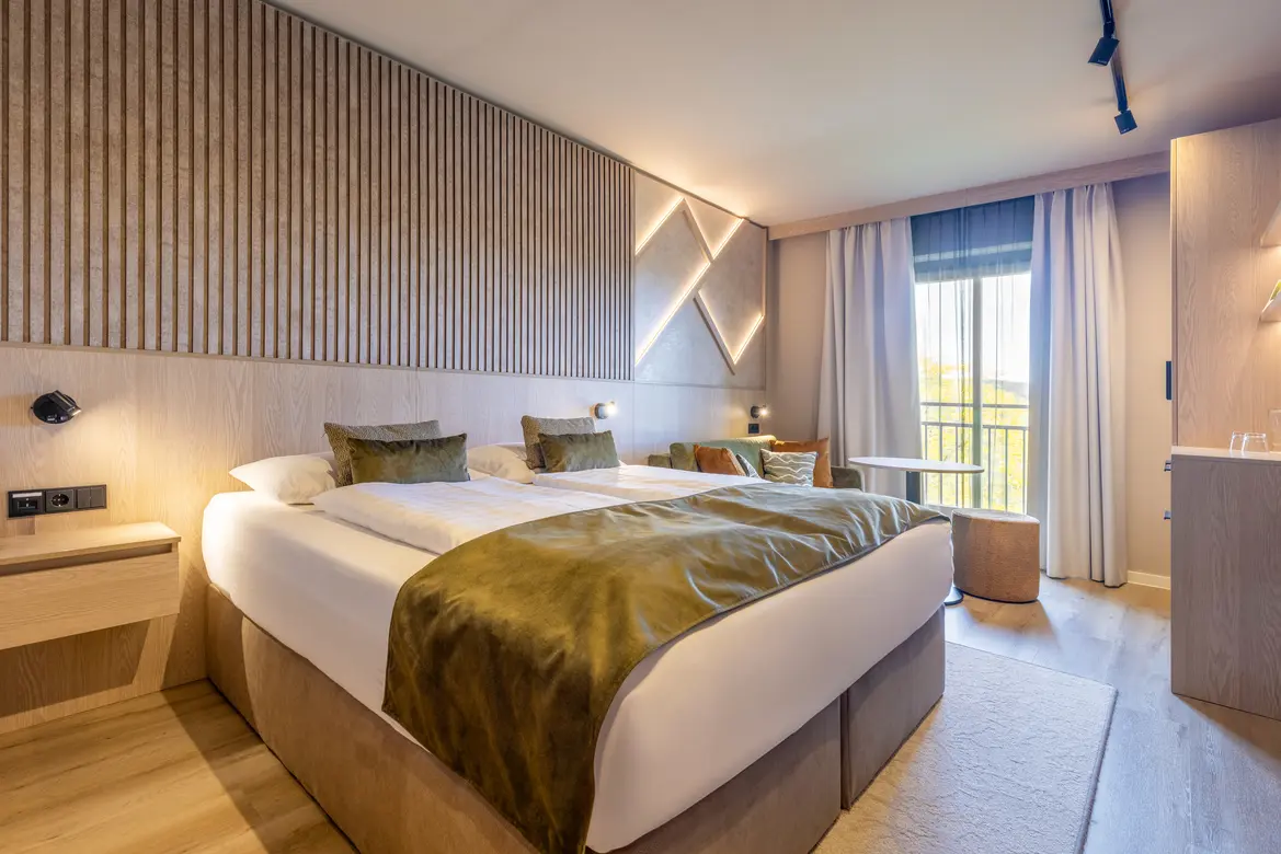 Das neue Doppelzimmer in stilvollen Holztönen.