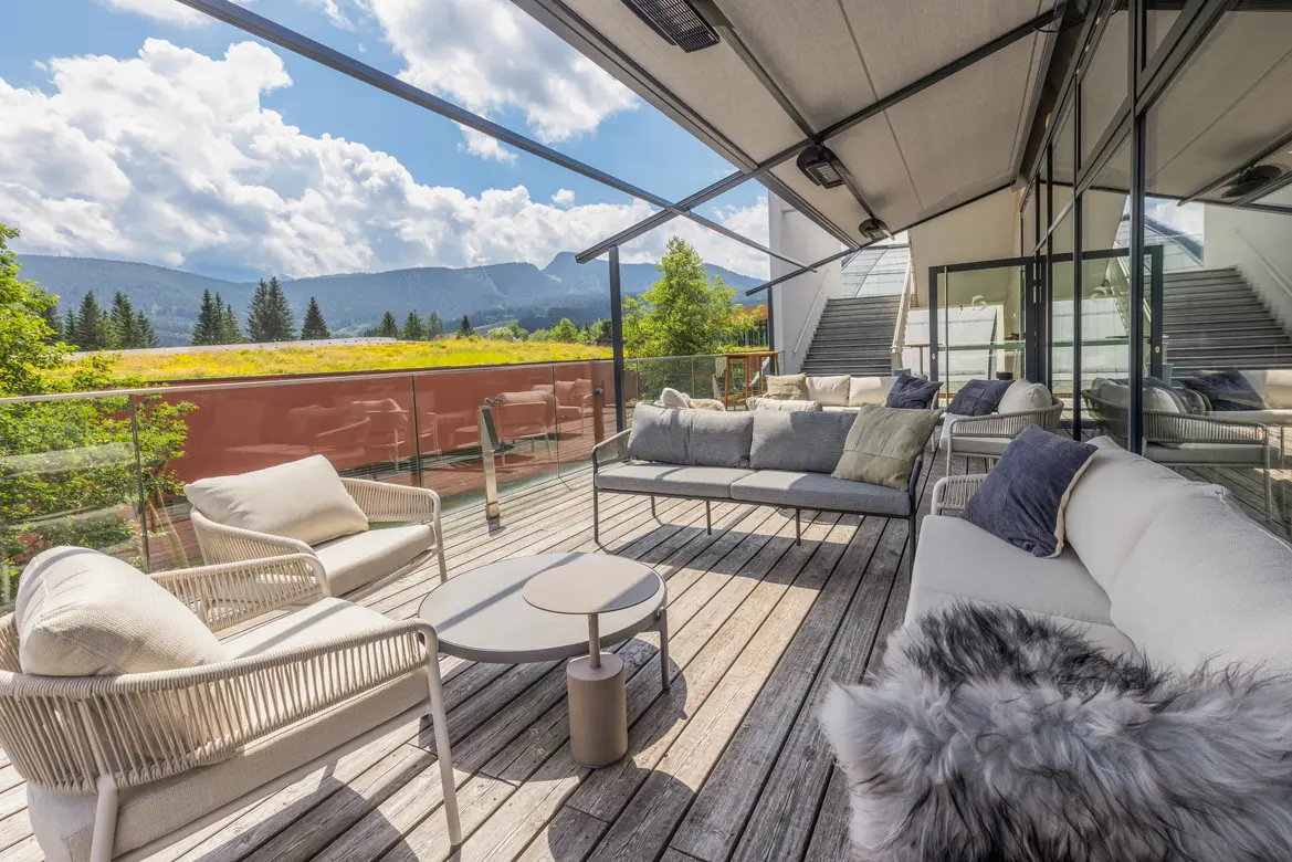 Bar-Terrasse mit Blick auf die Berge 