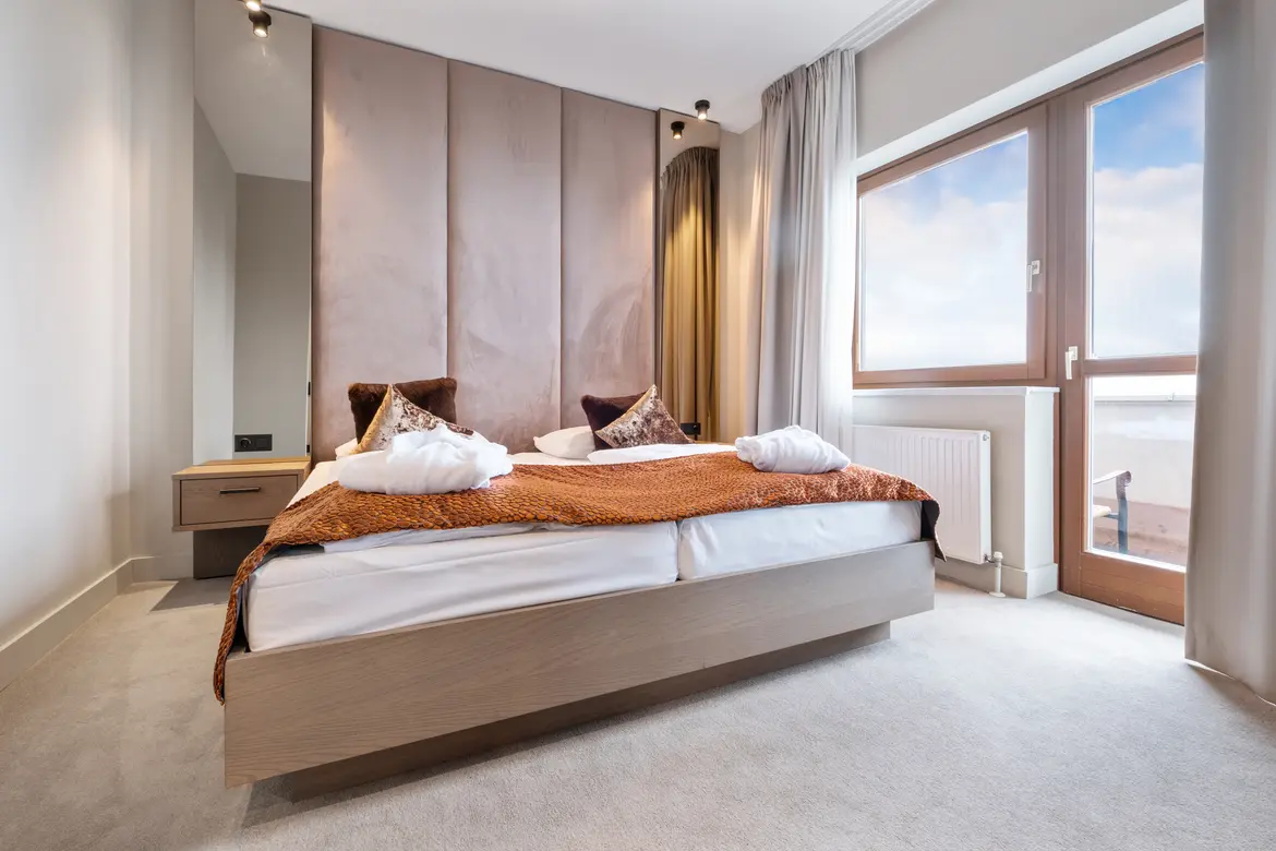 Schlafzimmer im Premium Cluburlaub bei Aldiana mit gemütlichem Bett und großem Fenster