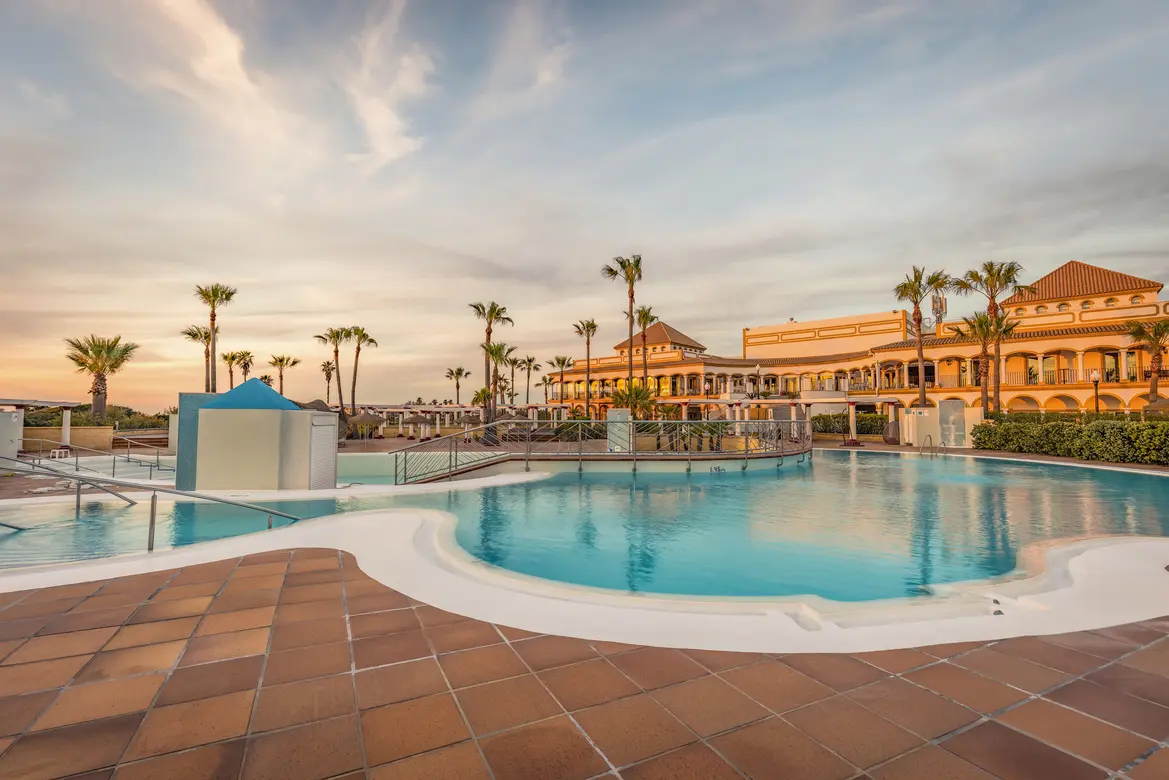 Hotelanlage mit Pool und Palmen