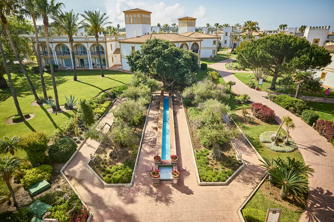 Anlage Outdoor mit Gebäude und Palmen 