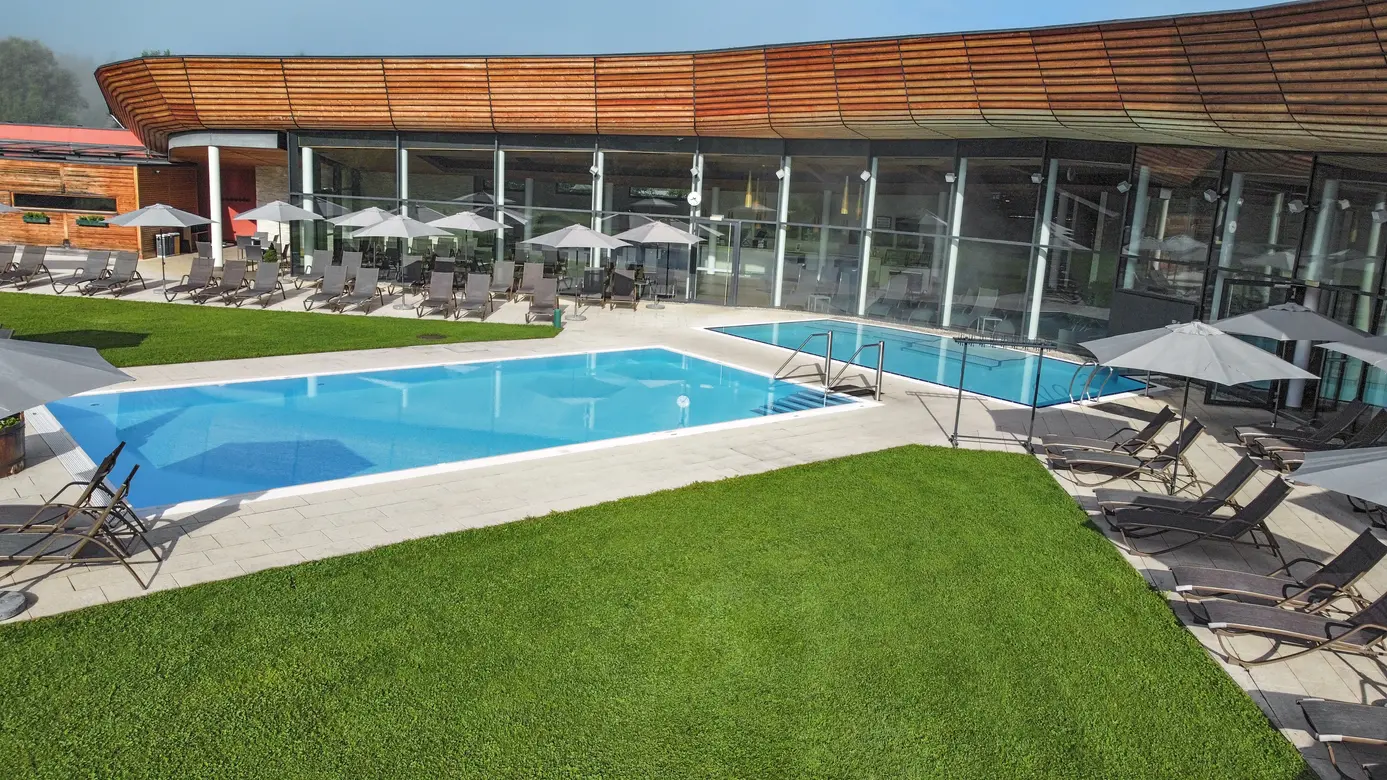 Saunabereich der GrimmingTherme mit Outdoor Pool 