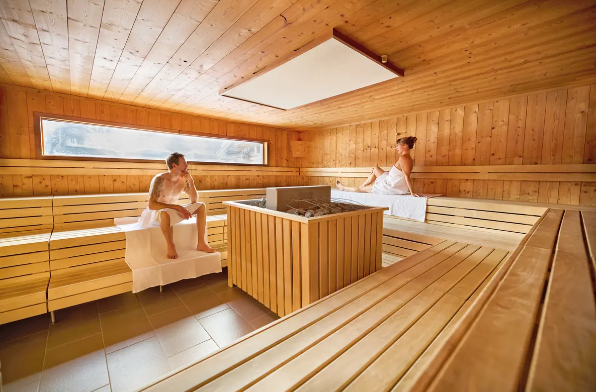 GrimmingTherme Saunabereich mit Blick auf die Berge 