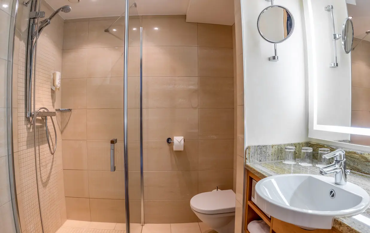 Badezimmer mit Dusche, Toilette und Waschbecken im Premium Cluburlaub von Aldiana