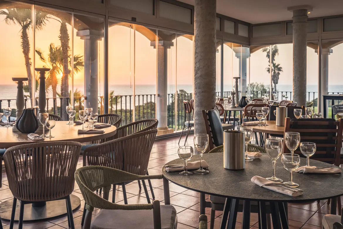 Restaurant mit Bestuhlung und Blick auf das Meer