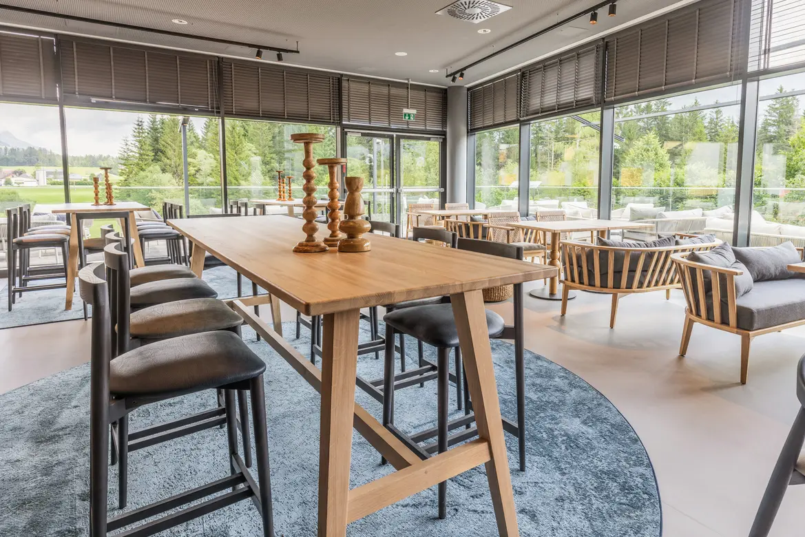 Barbereich mit Tischen und Hockern 