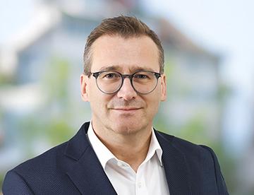Mitarbeiter der Basellandschaftlichen Kantonalbank im professionellen Business-Look aus dem Artikel