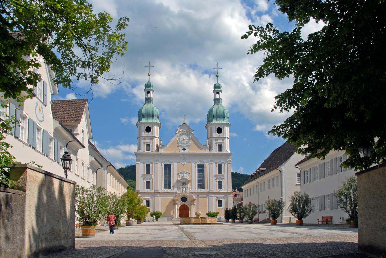 Eine historische Architektur mit barocken Türmen und schönem Himmel.