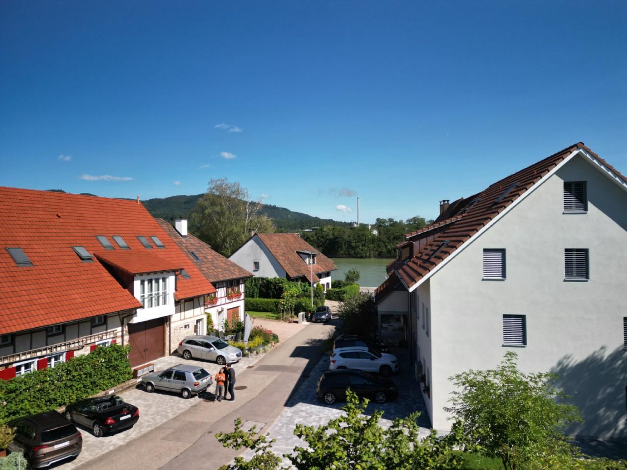 Häuser mit Strasse, Autos und Nachbarschaft an der Unterdorfstrasse in Wallbach.