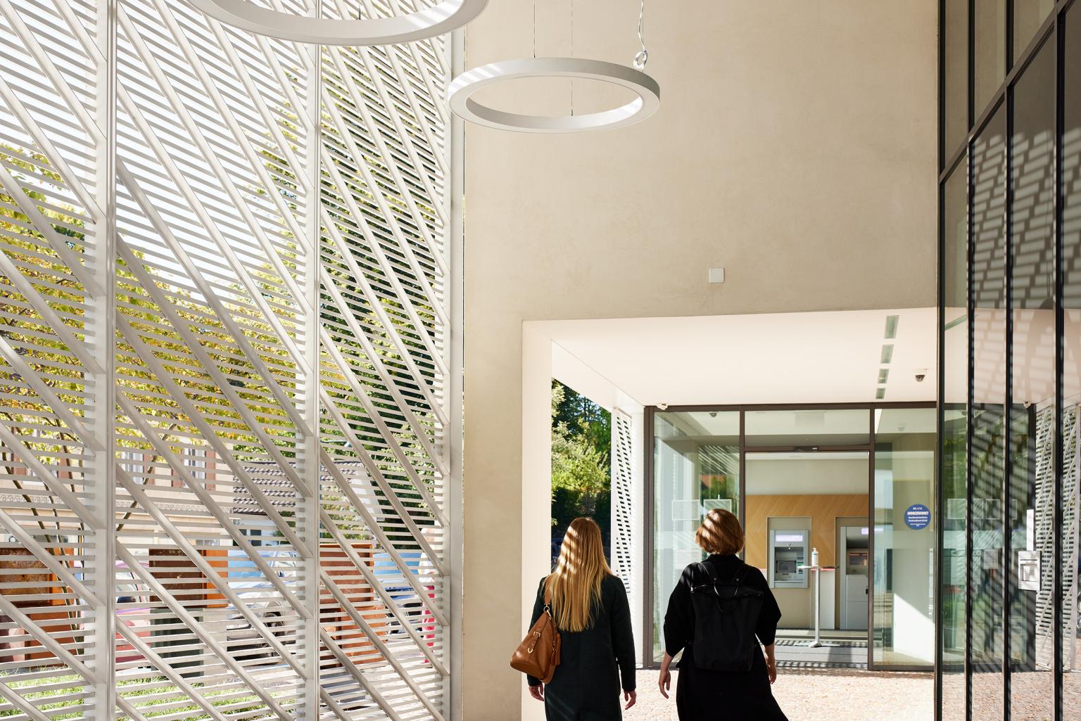 Moderne BLKB Filiale mit hellen Räumen und innovativem Design.