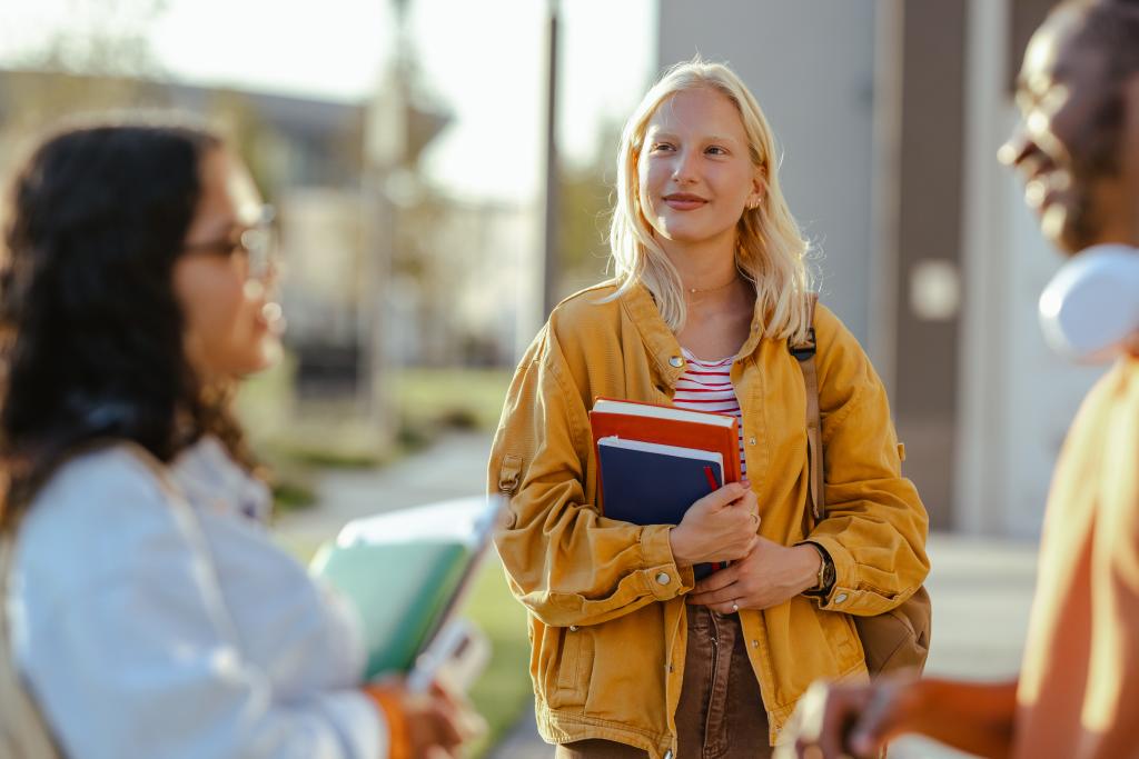 Zwei junge Frauen im Gespräch bei der Basellandschaftlichen Kantonalbank im Freien