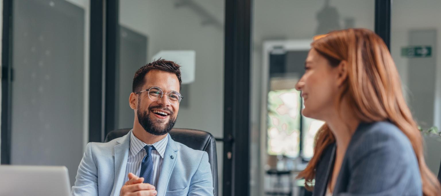 Two persons in conversation in a modern office at the Basellandschaftliche Kantonalbank