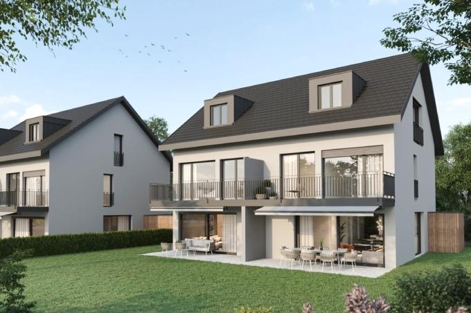 2 weisse Doppeleinfamilienhäuser mit Eigentumswohnungen, Balkon, Esstisch und Stühlen an der Breitenbachstrasse in Brislach