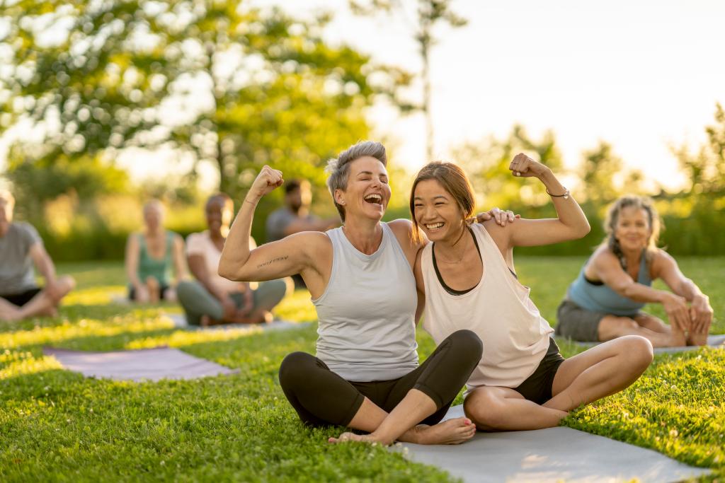 Menschen beim Yoga im Park an einem sonnigen Tag, entspannte Atmosphäre. aus dem Artikel