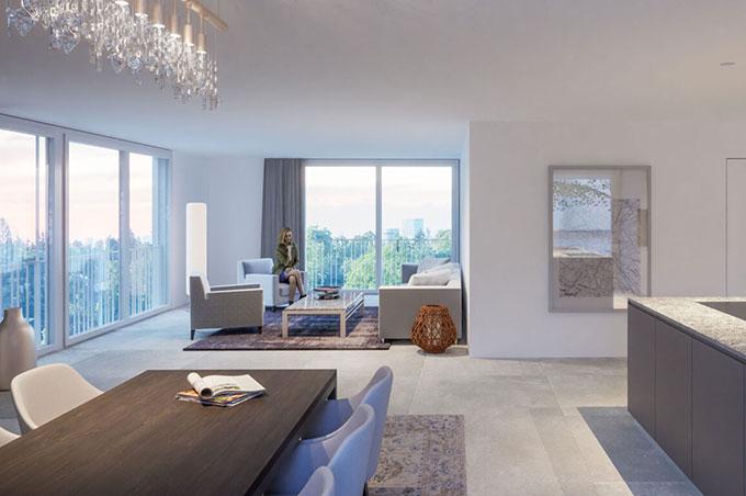 Wohnzimmer mit Esstisch, Stühlen und Balkon am Bruderholzallee in Basel