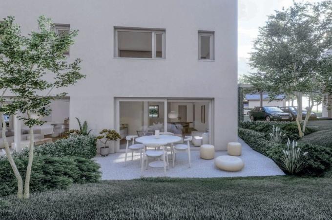 Weisses Einfamilienhaus mit Garten, Esstisch und Stühlen am Sonnengarten in Bättwil