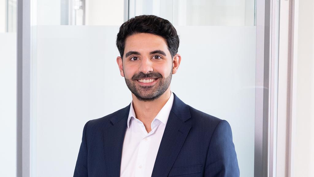 Geschäftsmann in Anzug steht vor BLKB Filiale in ansprechendem Ambiente