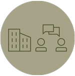 Konversation zwischen 2 Personen und Mehrfamilienhaus als Icon in einem grünen Kreis.
