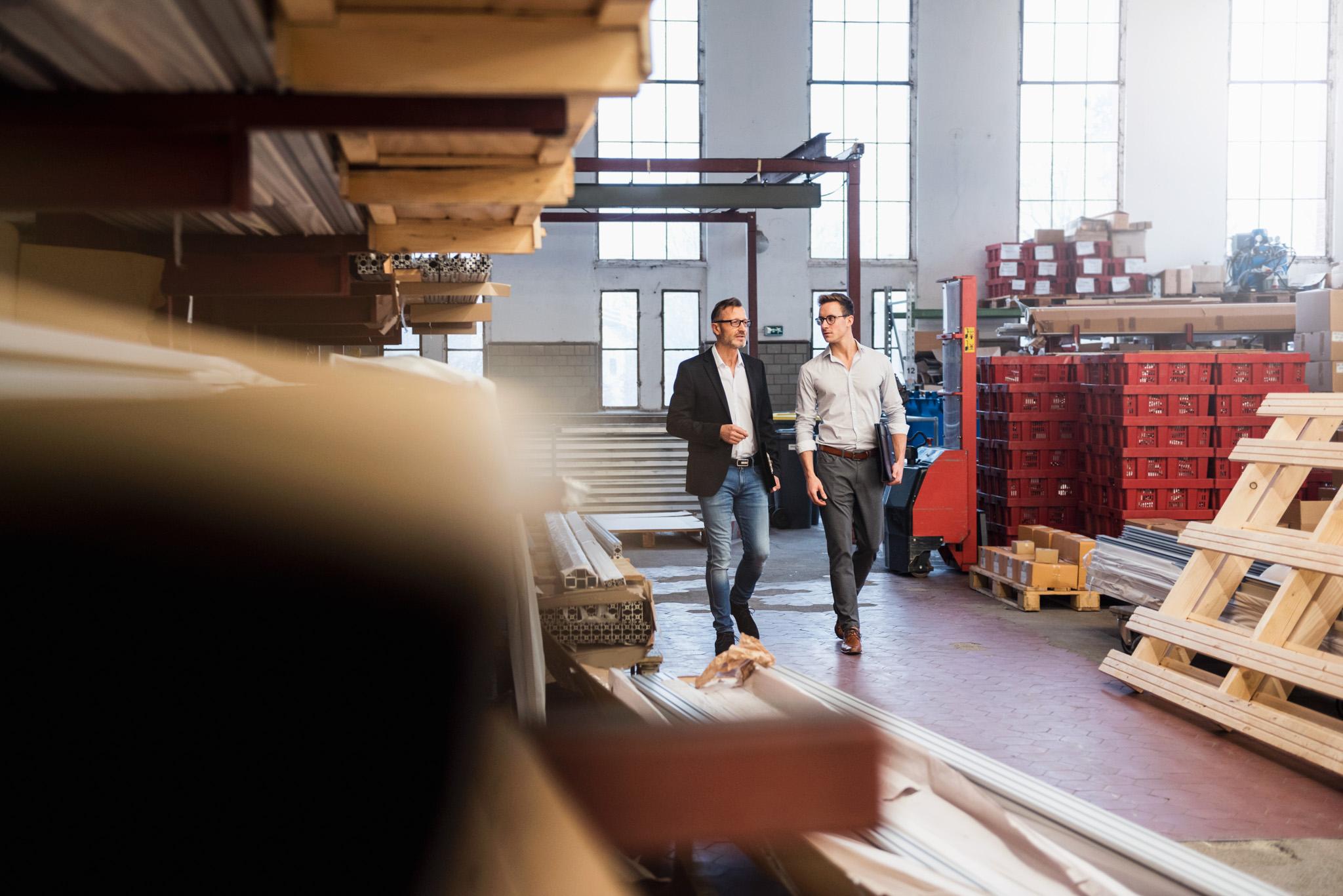 2 Geschäftsmänner im Lager diskutieren miteinander