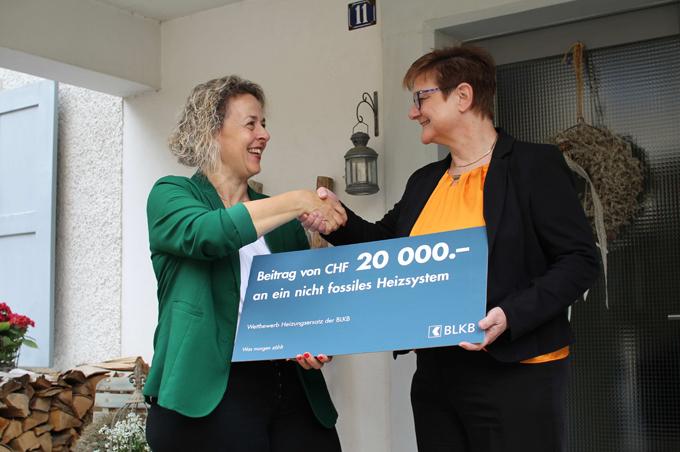 Nicole Hediger erhält einen Scheck von 20000 CHF.