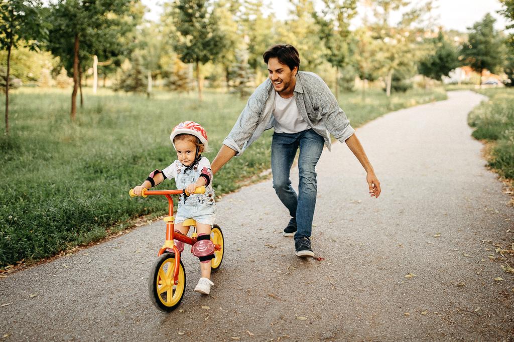 vater-tochter-fahrradfahren-lernen.jpg