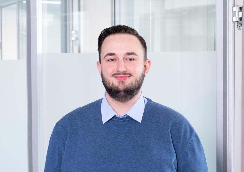 Mitarbeiter der BLKB in einem modernen Büro mit Glaswänden und natürlichem Licht