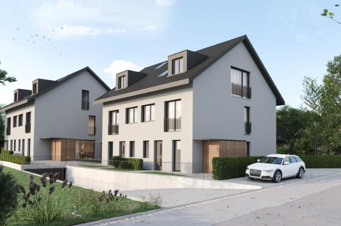 2 weisse Doppeleinfamilienhäuser hinten mit Eigentumswohnungen, Garage und Garten an der Breitenbachstrasse in Brislach