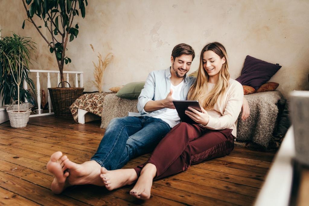 ehepaar-tablet-wohnzimmer.jpg