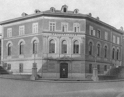 Historisches Gebäude der Basellandschaftlichen Kantonalbank im klassischen Stil.