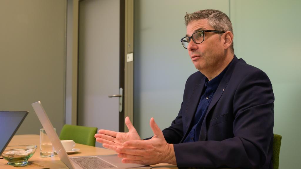 Geschäftsmann im Gespräch bei der BLKB im modernen Besprechungsraum