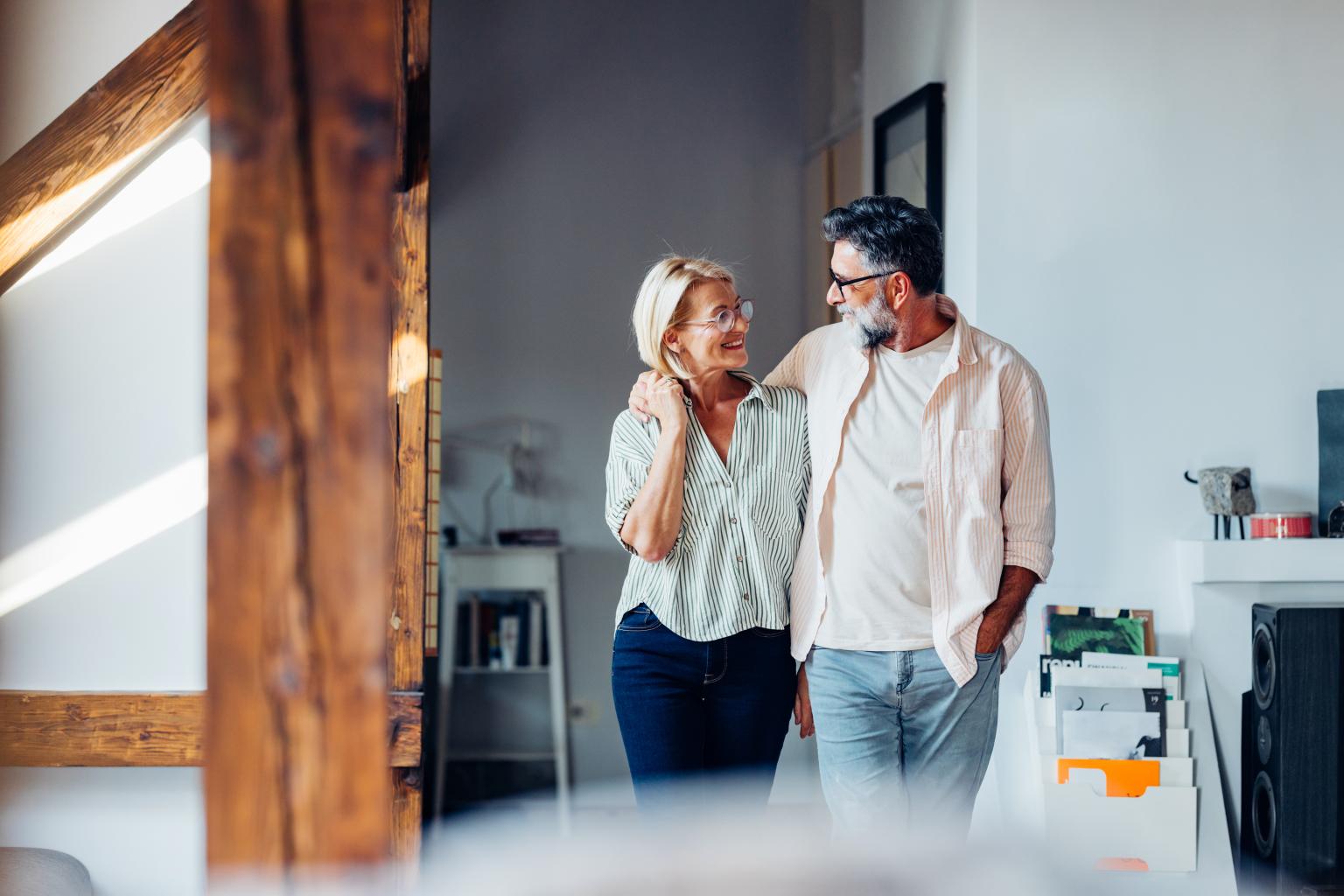 Zwei Personen im Gespräch in einem modernen Wohnzimmer der BLKB Filiale