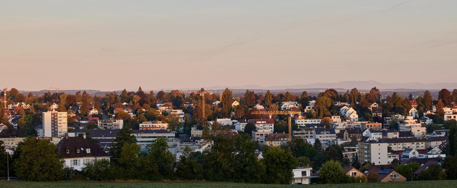 Landschaft mit Häusern, Feldern und Hügeln in der Region Basellandschaft