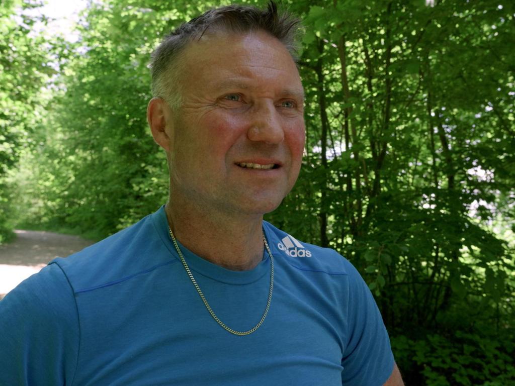 Daniel Nessi wandert durch den Wald.