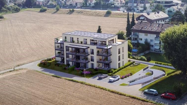 Moderne vierstöckige Wohnanlage in ruhiger Umgebung mit Garten und Parkplätzen