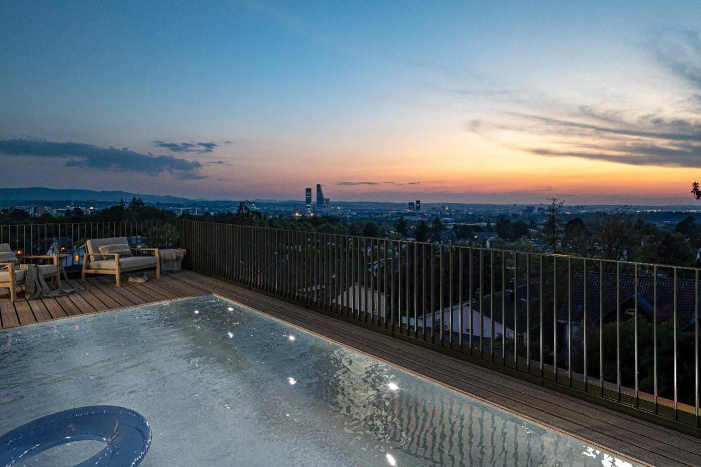 Balkon mit Sofas und Pool an der Rudolf Wackernagelstrasse in Riehen