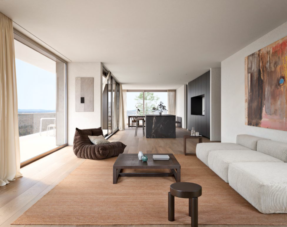 Wohnzimmer mit Küche und Balkon der Eigentumswohnung an der Rottmannsbodenstrasse in Binningen.