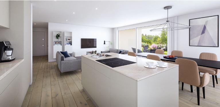 Modernes, helles Wohnzimmer mit offener Küche und grossen Fenstern fürs Licht