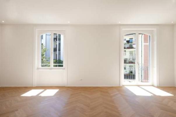 Leerer, weisser Raum der Eigentumswohnung an der Delsbergerallee in Basel