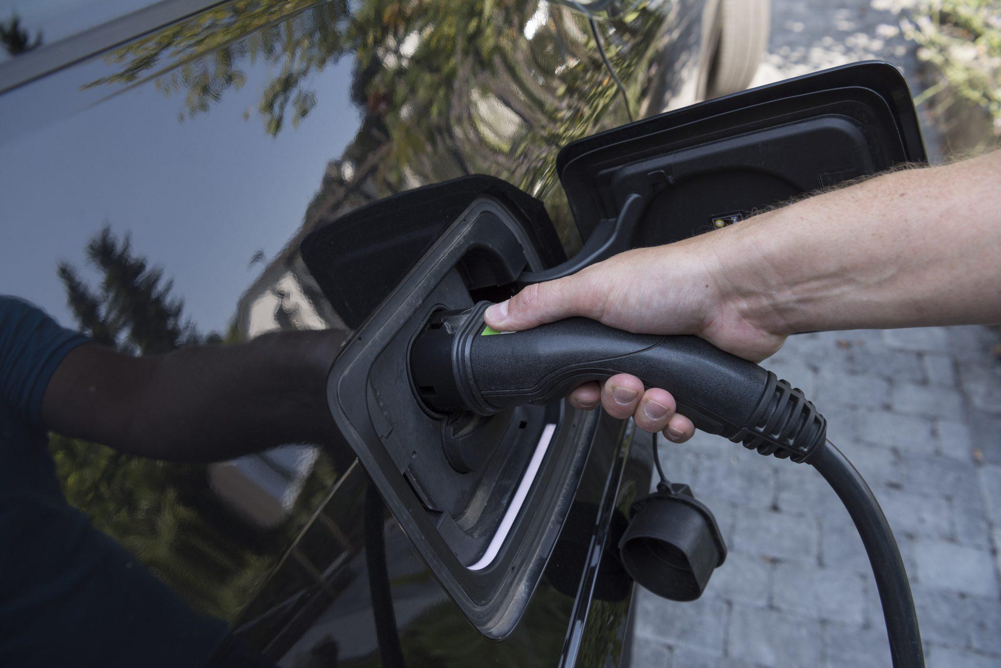 Ladeanschluss für Elektrofahrzeuge an einem modernen Auto.