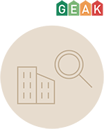 Lupe und Mehrfamilienhaus als Icon in einem orangenen Kreis. Oberhalb des Icons steht GEAK.