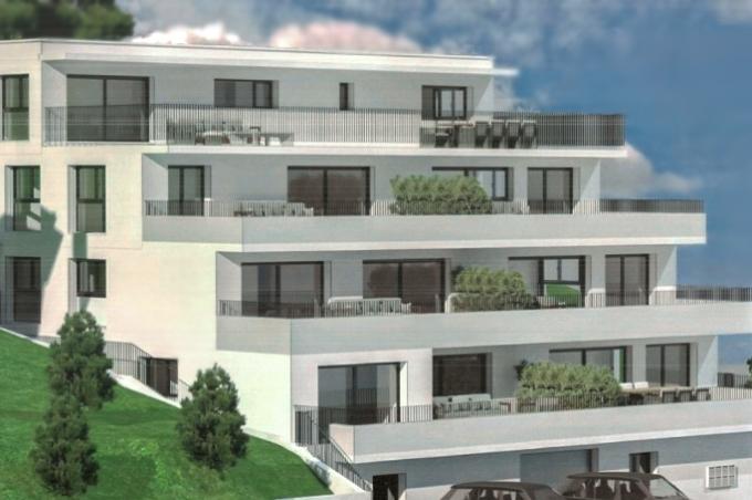 Weisses Haus mit Balkon und Eigentumswohnungen an der Weiherstrasse Niederdorf