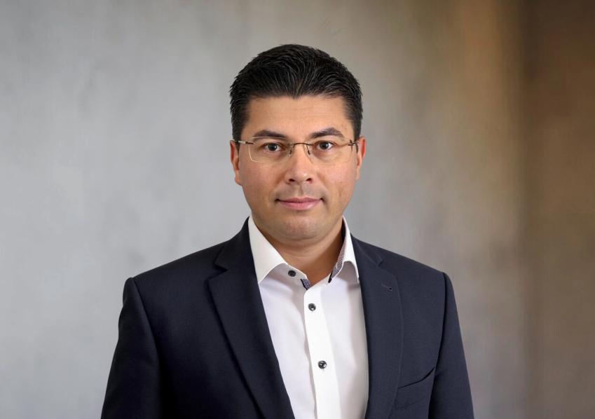 Porträt von Arnis Dervisholli