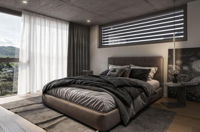 Schlafzimmer mit Bett und Balkon am oberen Mühlestettenweg in Sissach
