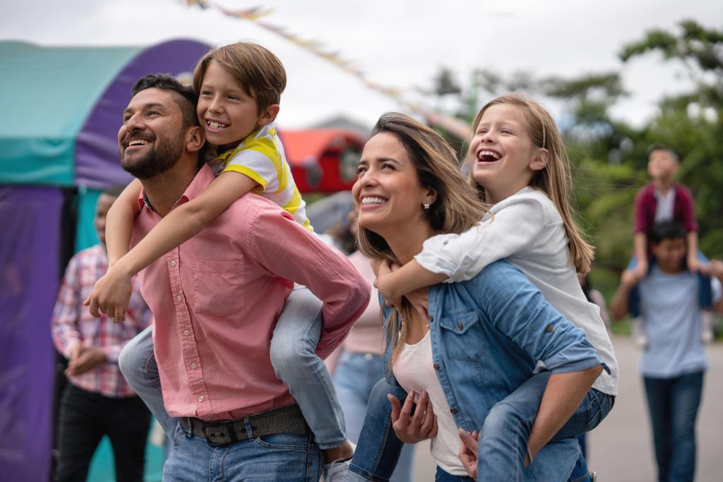 Familienfreude im Freien, Lachen und gemeinsame Aktivitäten in der Natur.
