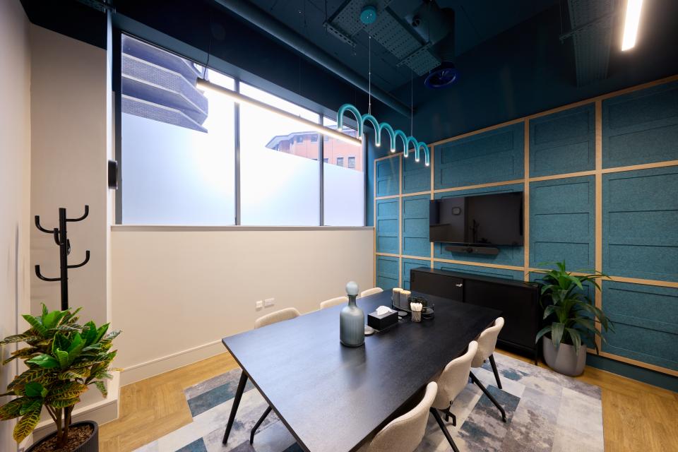 Enjoy 25% off meeting rooms and free access to phone booths