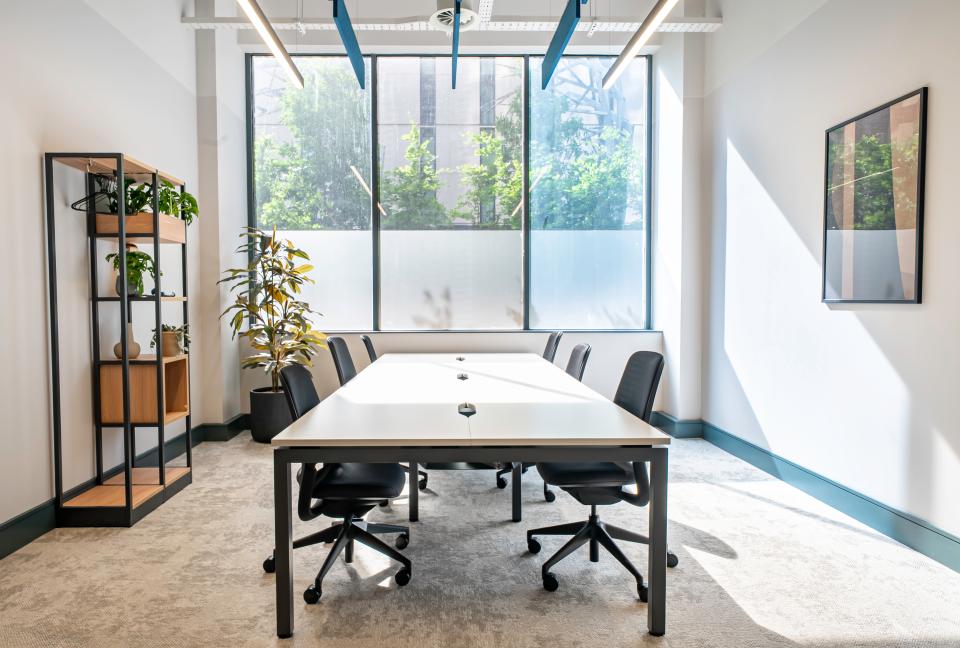 6 desks serviced space