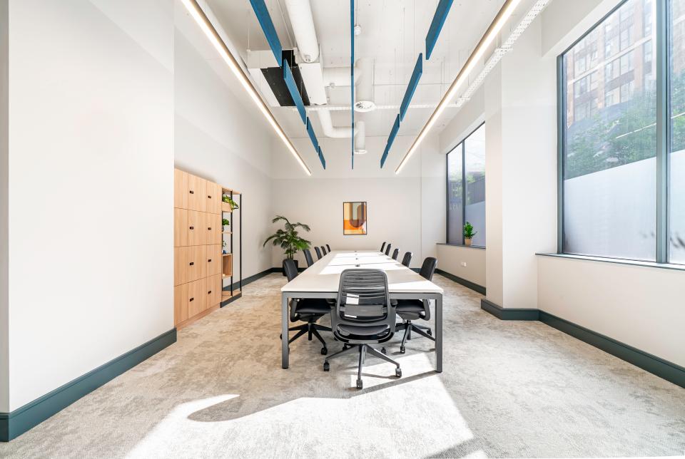 11 desks serviced space