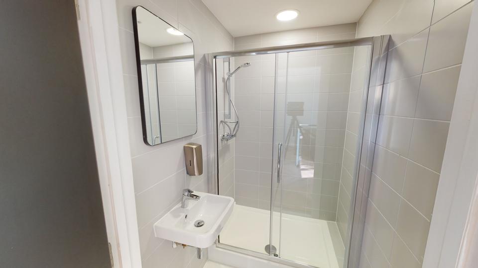Halyard Court Salford Quays Showers