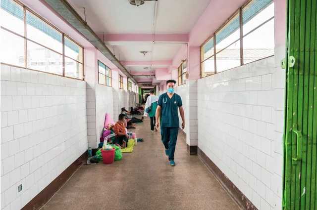 Jawaharial Institute в Индии, врач идет по коридору