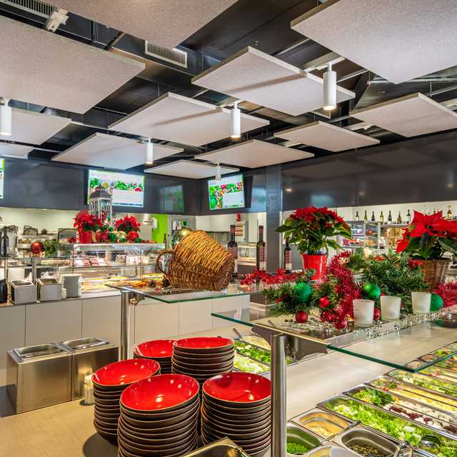 Шведский стол салатов в столовой Green Sense компании Hamilton Medical AG в Бонадуце